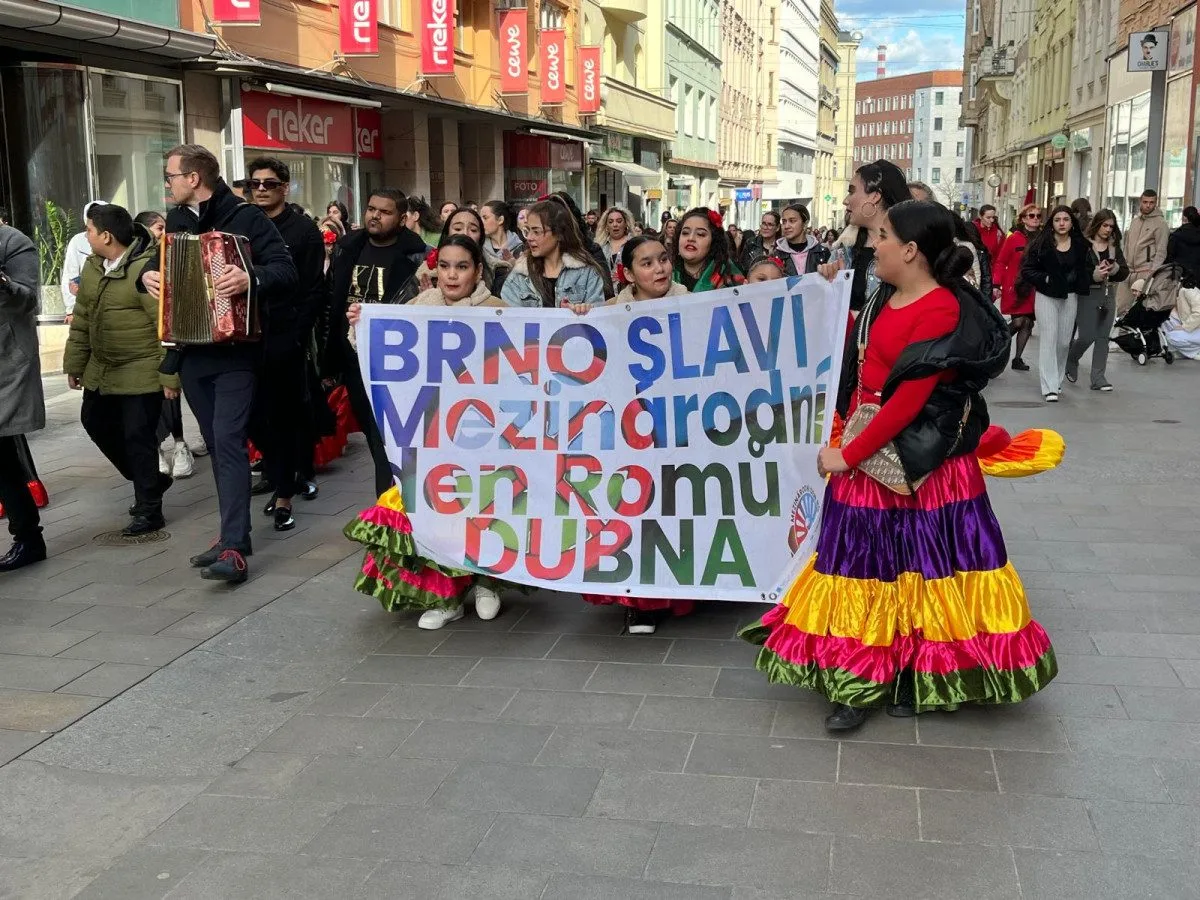 VIDEO: Romové v Brně oslavují svou kulturu. Za doprovodu hudby dotančili do centra města