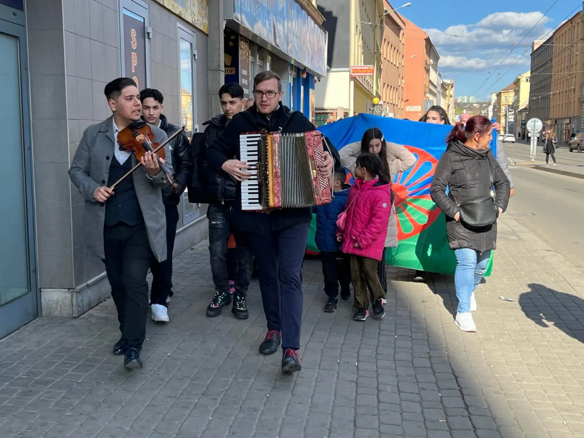 VIDEO: Romové v Brně oslavují svou kulturu. Za doprovodu hudby dotančili do centra města