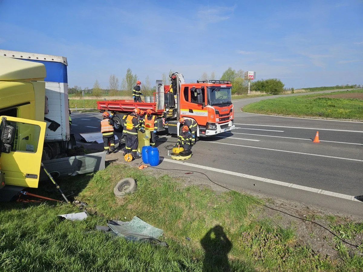 U Hrušek na Břeclavsku se střetl náklaďák s dodávkou. Jeden člověk zemřel