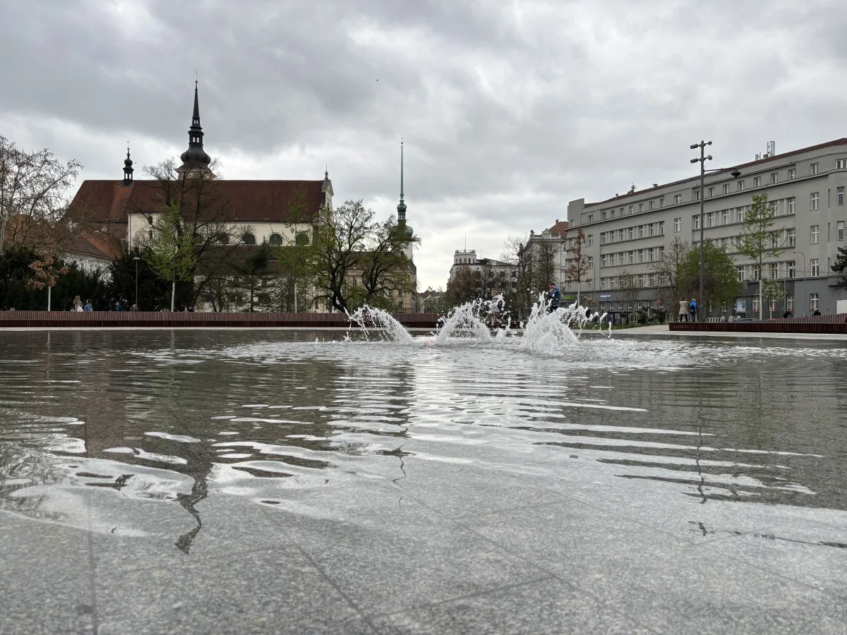 VIDEO: Pracovníci po zimě zvelebili park na Moraváku, opět tryská voda z kašny
