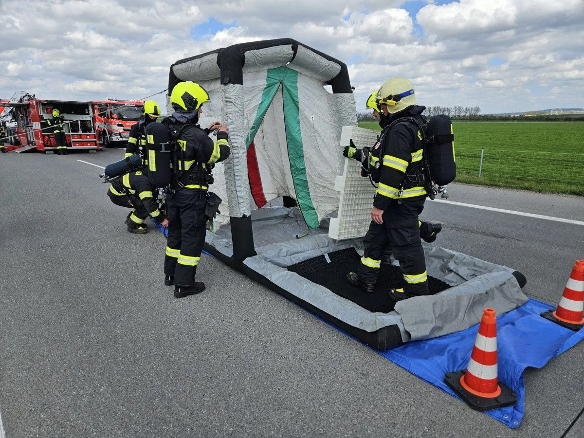 Dálnici D2 u Brna uzavřel únik tekuté síry, doprava stojí