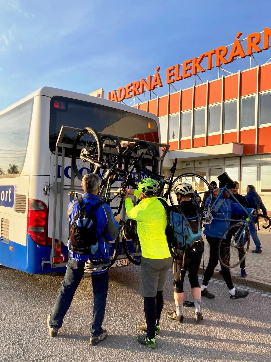 Zaměstnanci elektrárny v Dukovanech jezdí do práce cyklobusem. Je stále oblíbenější