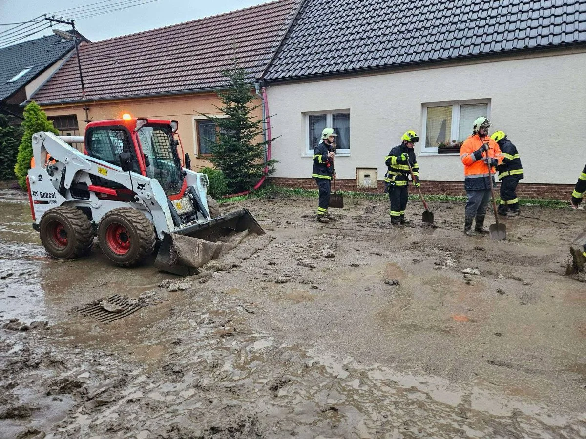 Přívalové deště zasáhly několik obcí na Hodonínsku. Hasiči museli odčerpávat vodu