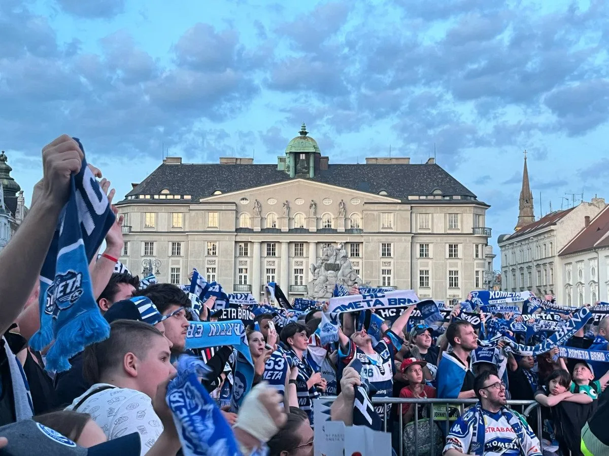 Kometa slaví mistrovský titul. Brněnští ve finále extraligy zdolali Pardubice