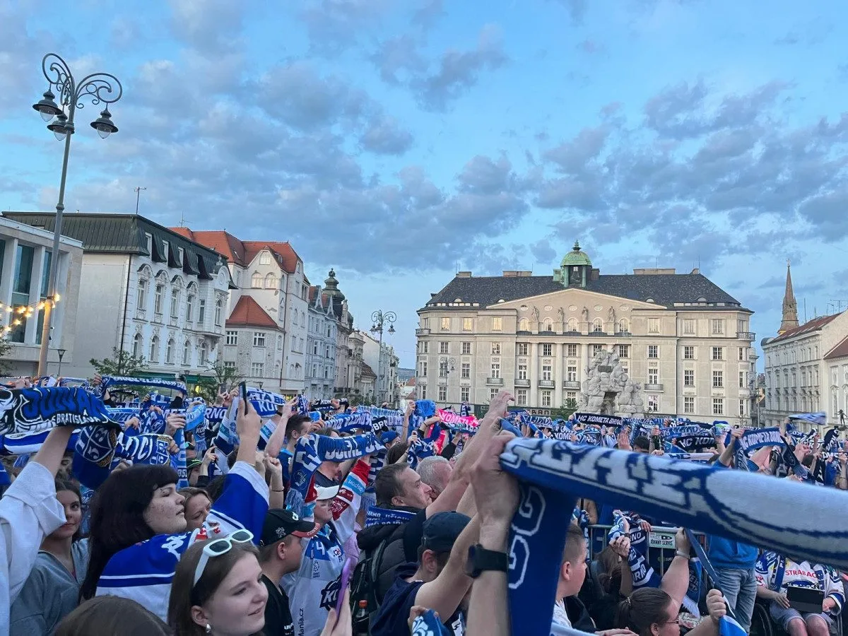 VIDEO: Brno je v euforii. Fanoušci Komety slaví vítězství v extralize