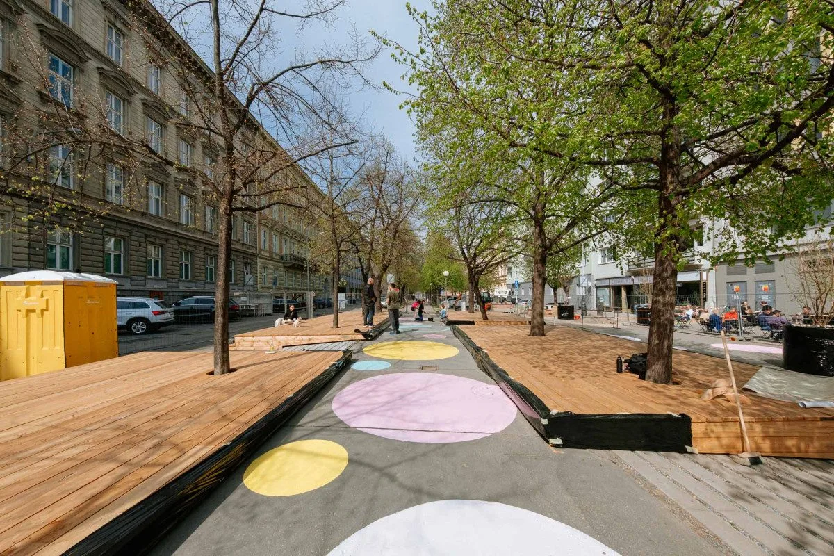 Parkoviště na brněnské Jarošce nahradily lavičky, zeleň a relaxační molo