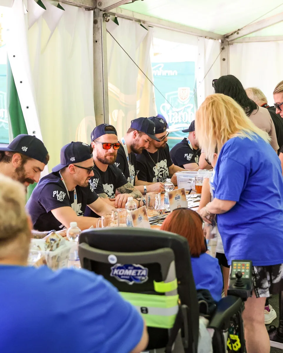 Na autogramiádu mistrovské Komety v Brně přišly stovky fanoušků