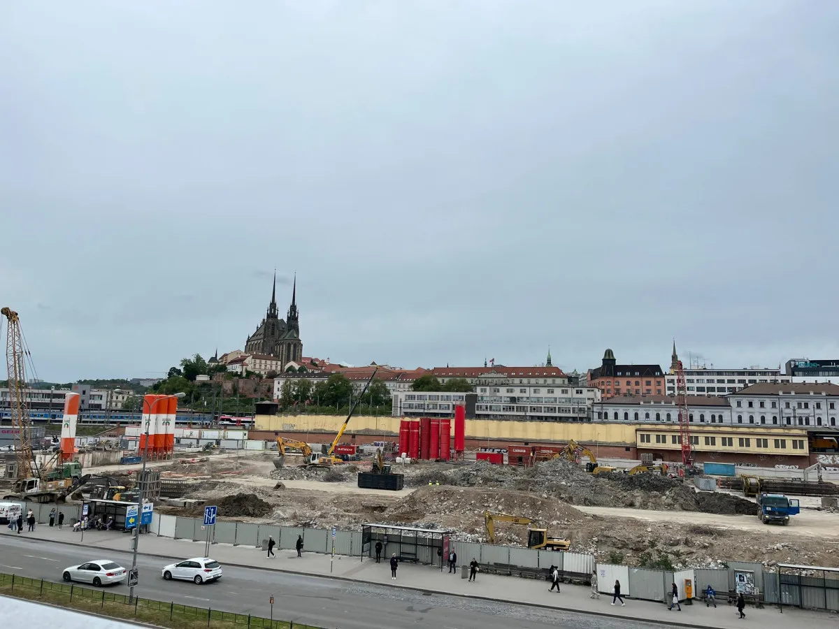 VIDEO: Dělníci odklidili sutiny ze zbouraného Prioru. Většina materiálu se zrecykluje