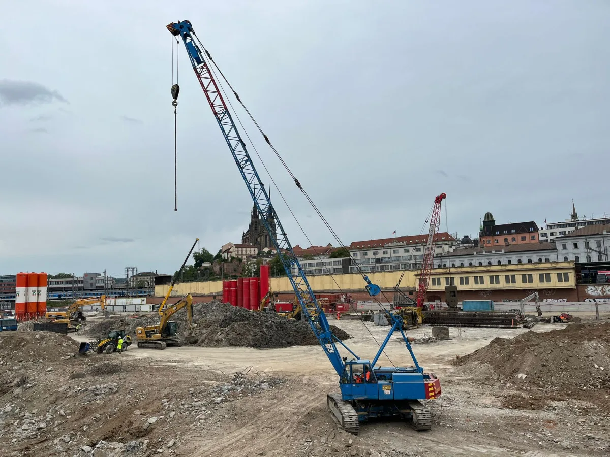 VIDEO: Dělníci odklidili sutiny ze zbouraného Prioru. Většina materiálu se zrecykluje