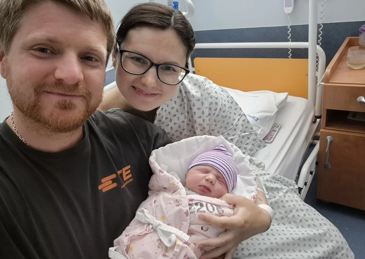 Liliance se chtělo na svět dříve. Maminka rodila doma na zemi, asistovali záchranáři