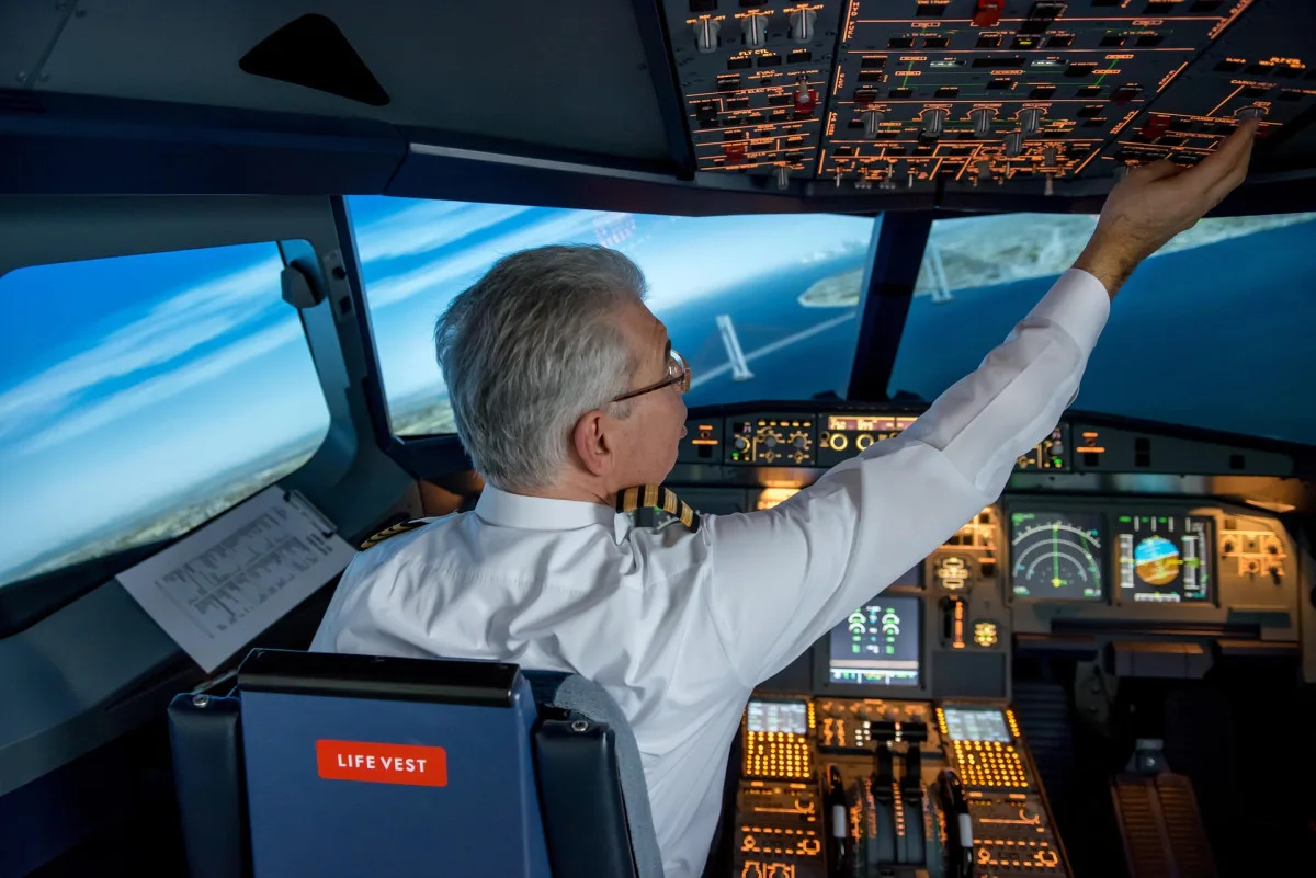 Piloti během letů spí. Vědci z Brna vymysleli systém, co ohlídá jejich pozornost