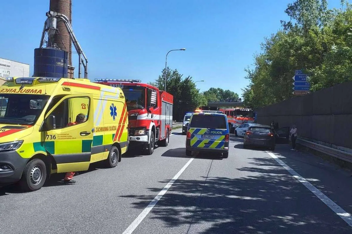 Na obchvatu Slavkova se srazil autobus s autem, řidič auta je těžce zraněný