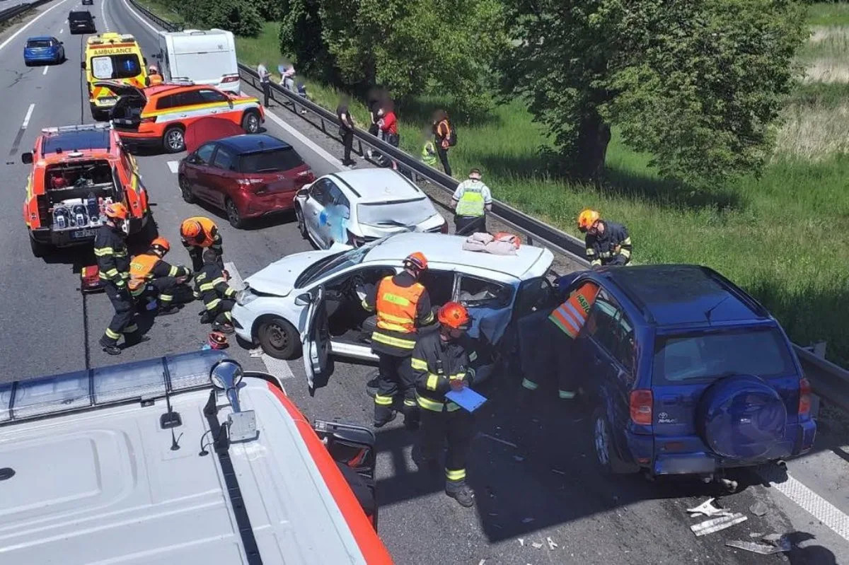 Kolize pěti aut uzavřela dálnici D2 těsně před Brnem, tvoří se kolony