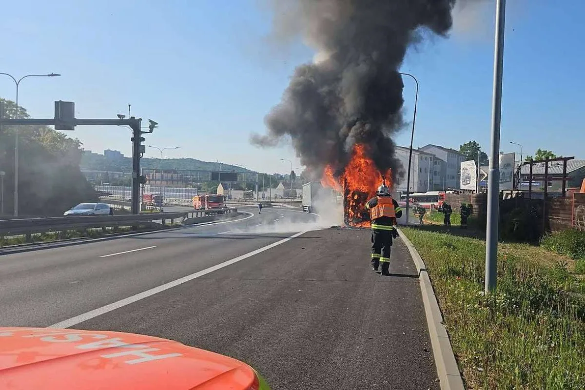 Poblíž Husovického tunelu v Brně vzplál autobus, cestující vyvázli bez úhony