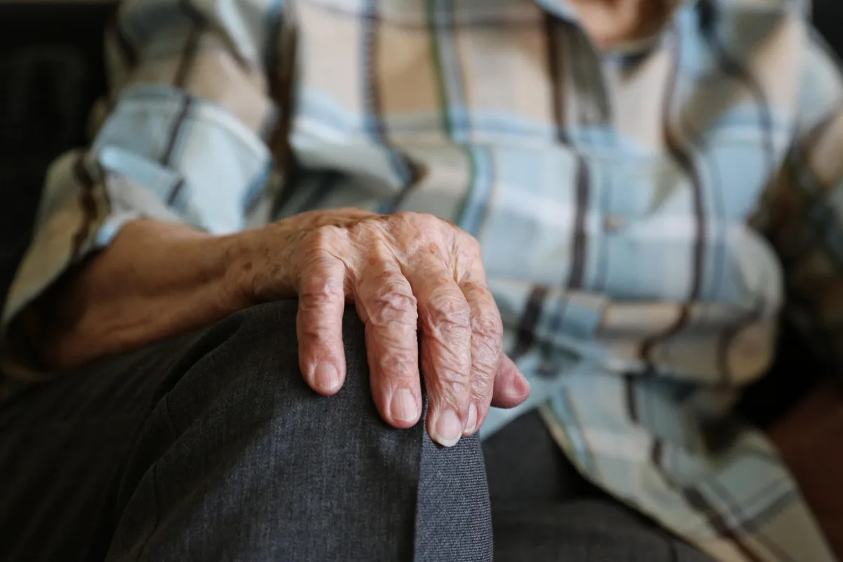 Seniorka z Vyškovska chtěla investovat, místo toho ji podvodníci oškubali o miliony