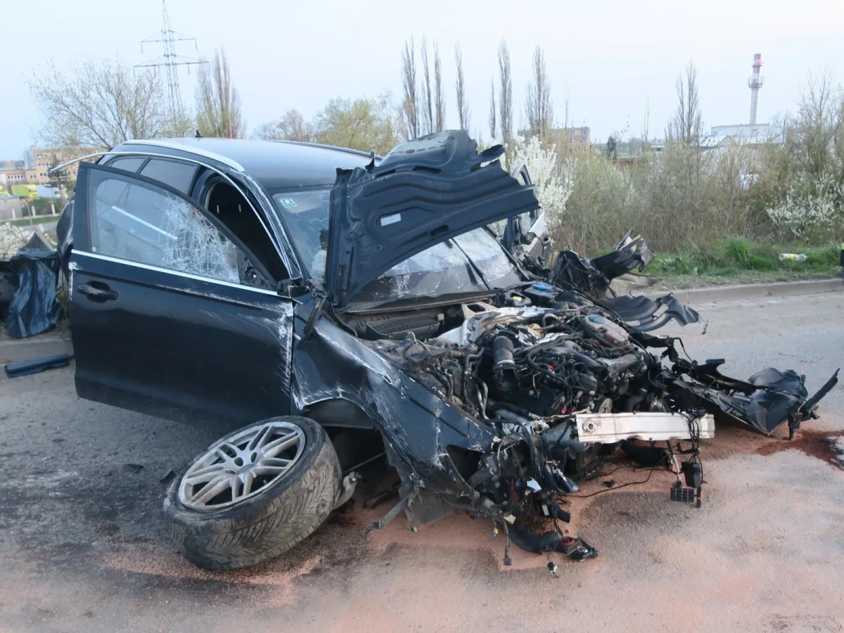Zdrogovaný řidič prorazil ve vysoké rychlosti svodidla. Policisté hledají svědky