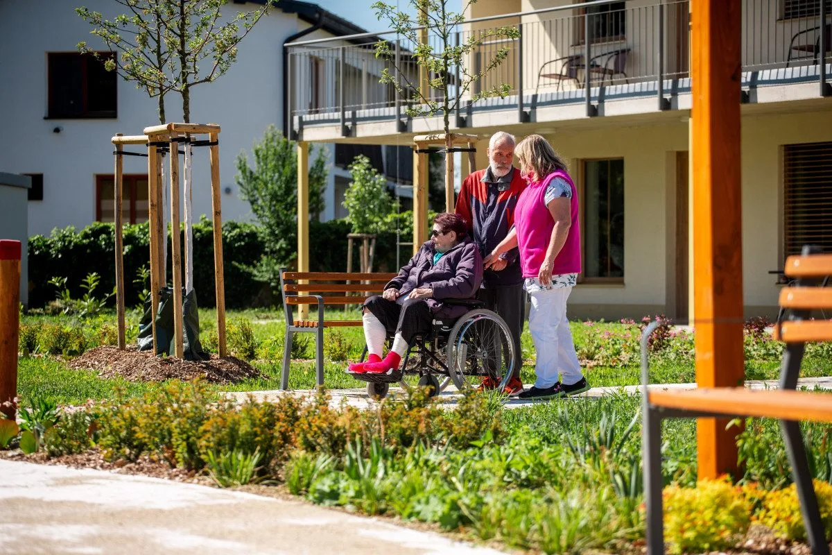 Terapeutická zahrada v Sokolnicích pomáhá seniorům trávit čas venku