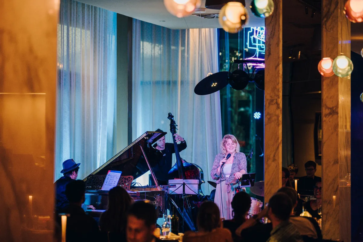 Jazzmin Bar & Dining spojuje špičkovou kuchyni, živý jazz i koktejly s charakterem