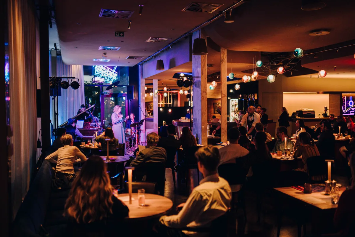 Jazzmin Bar & Dining spojuje špičkovou kuchyni, živý jazz i koktejly s charakterem