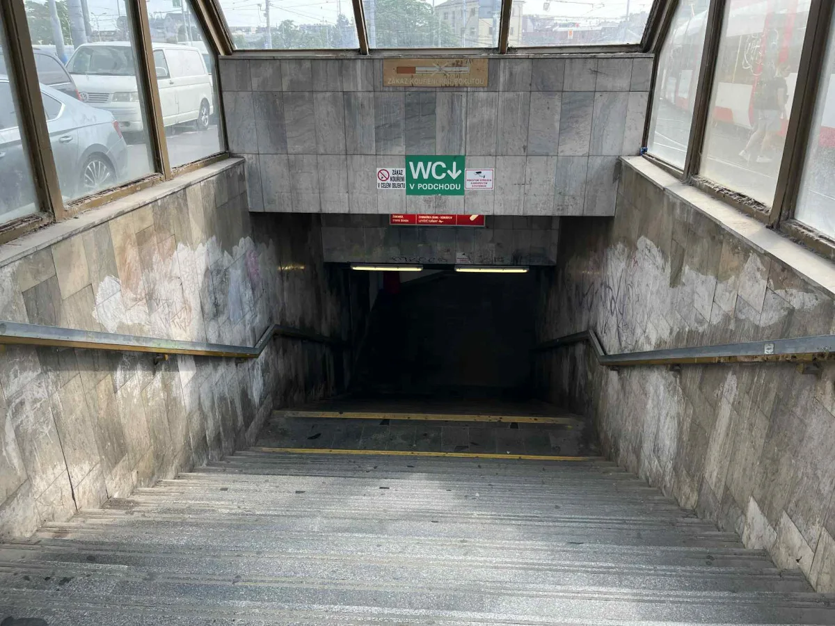 Konec hrůzného podchodu pod brněnským hlavním nádražím se blíží, bude bez obchodů