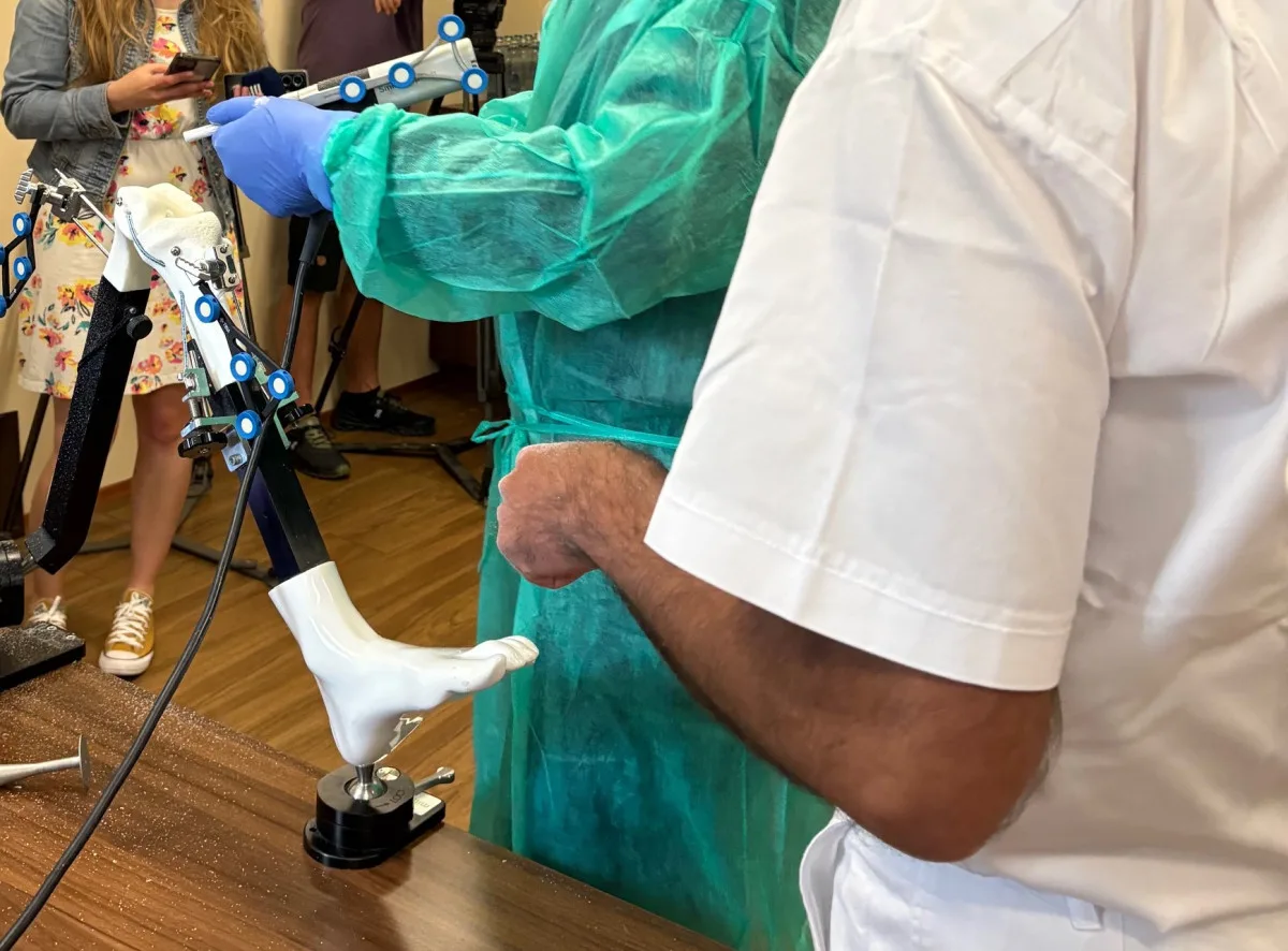 Lékaři v Brně povolají na sál nového robota. Pomůže s výměnou kolene