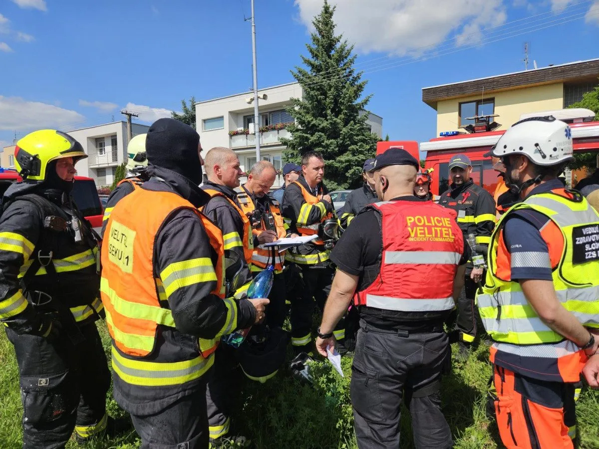 FOTO: Škoda na bytovém domě v Brně-Chrlicích je 120 milionů, hasilo se šest hodin