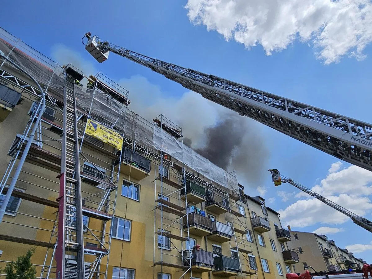FOTO: Škoda na bytovém domě v Brně-Chrlicích je 120 milionů, hasilo se šest hodin