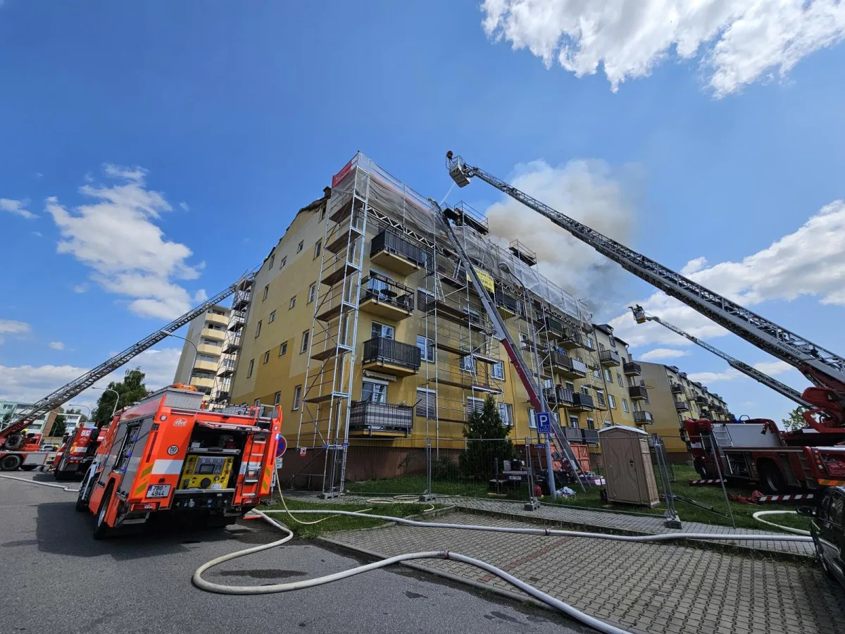 FOTO: Škoda na bytovém domě v Brně-Chrlicích je 120 milionů, hasilo se šest hodin