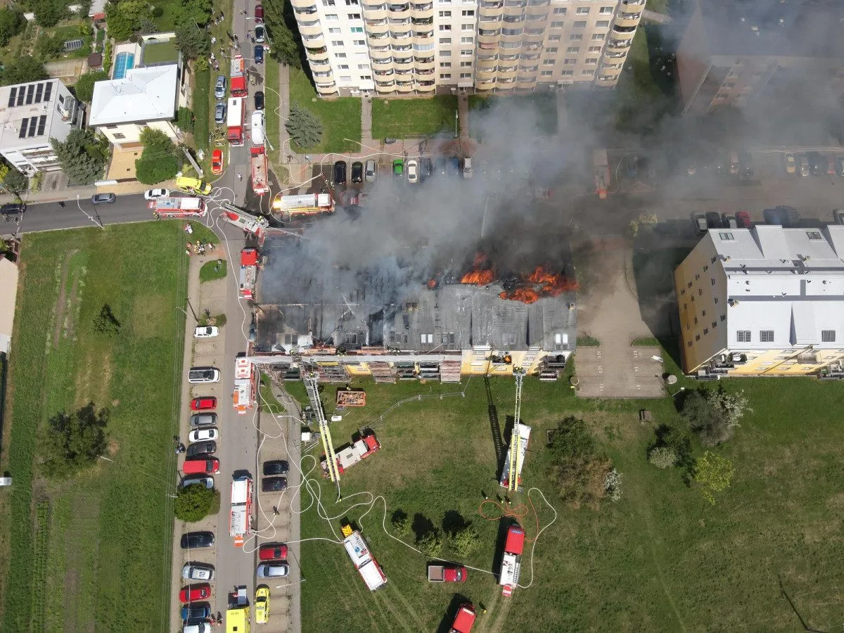 FOTO: Škoda na bytovém domě v Brně-Chrlicích je 120 milionů, hasilo se šest hodin
