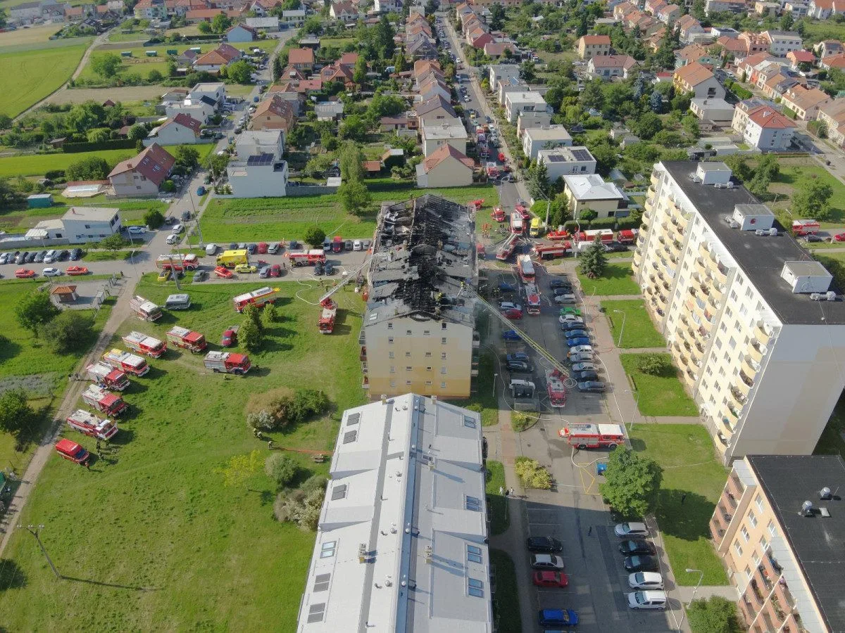 FOTO: Škoda na bytovém domě v Brně-Chrlicích je 120 milionů, hasilo se šest hodin