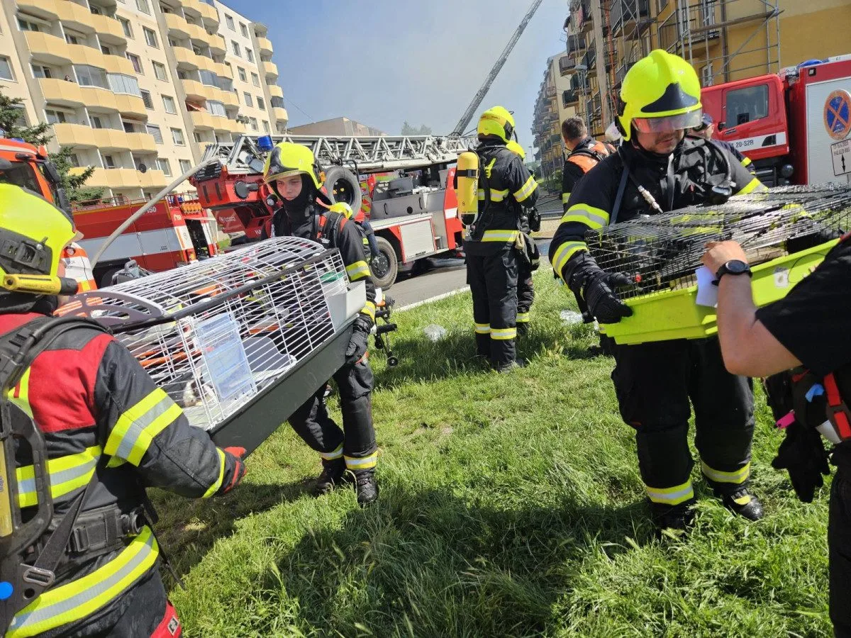 FOTO: Škoda na bytovém domě v Brně-Chrlicích je 120 milionů, hasilo se šest hodin