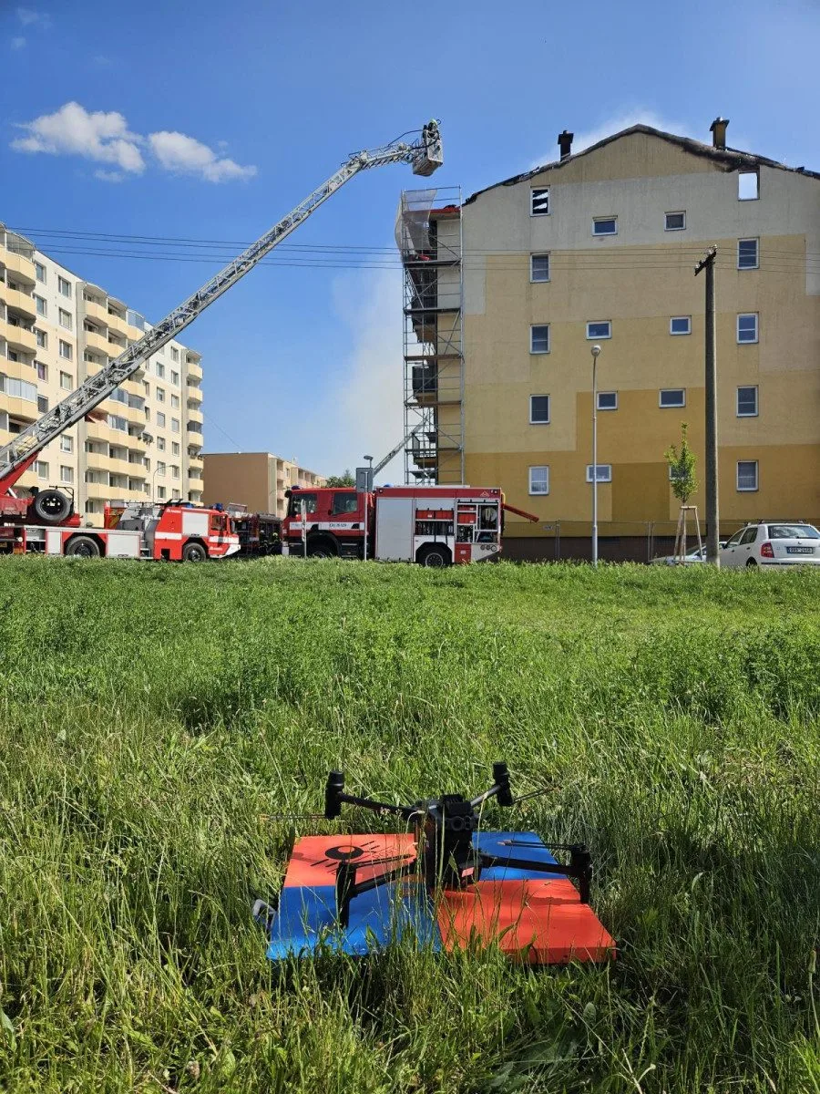 FOTO: Škoda na bytovém domě v Brně-Chrlicích je 120 milionů, hasilo se šest hodin