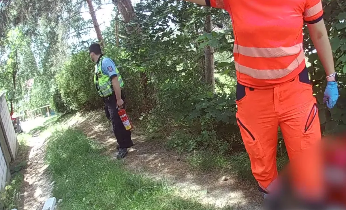 Plameny uvěznily seniora v domě. Život si zachránil skokem z balkonu