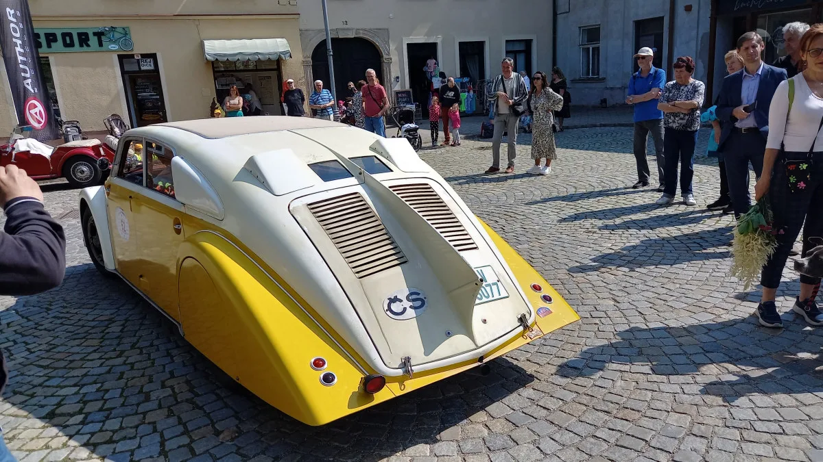 Na trase 1000 mil československých je také unikátní Tatra T77. Jela už v roce 1934