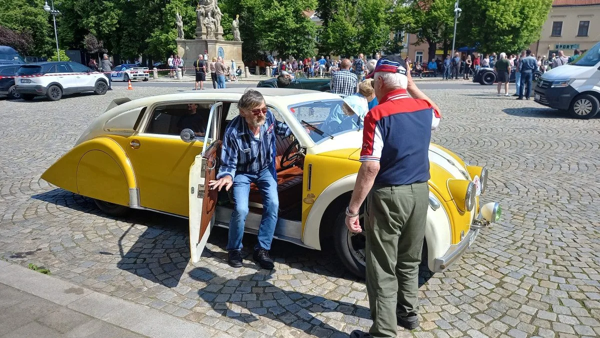 Na trase 1000 mil československých je také unikátní Tatra T77. Jela už v roce 1934
