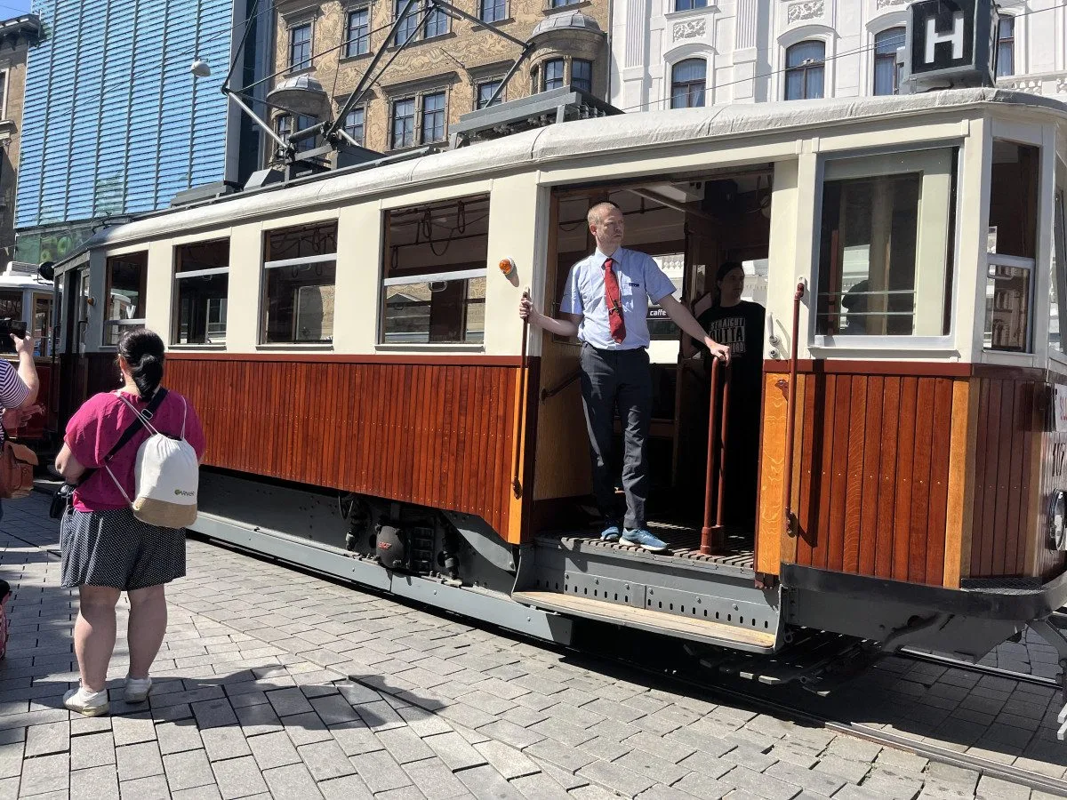 Dopravní nostalgie začíná. Brňané se mohou projet historickým autobusem i šalinou