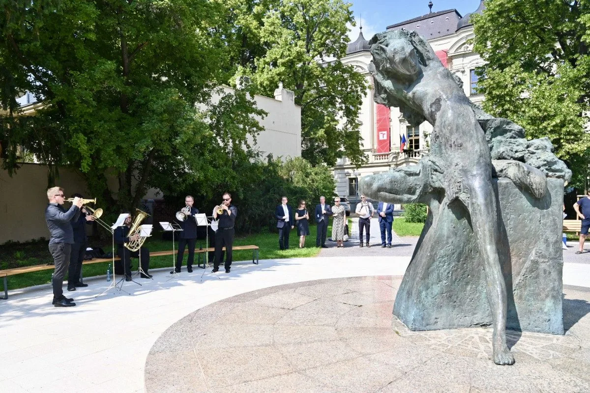 Zrevitalizovaný Janáčkův park v Brně láká na zeleň, umění i nové lavičky