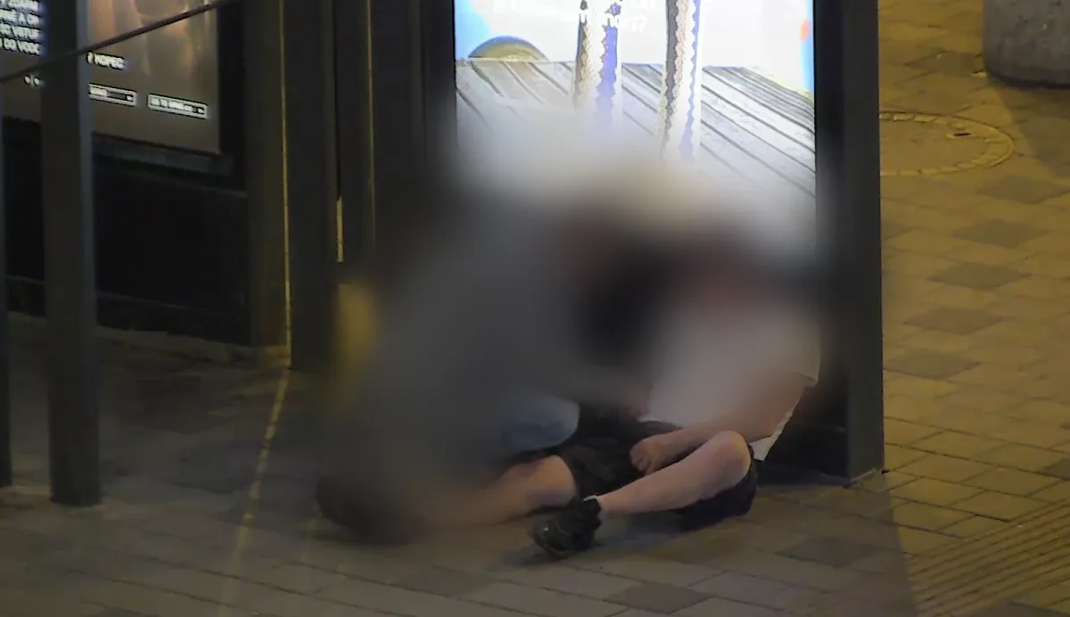 VIDEO: Kapsář si chtěl si přilepšit, na brněnském nádraží prošacoval opilce