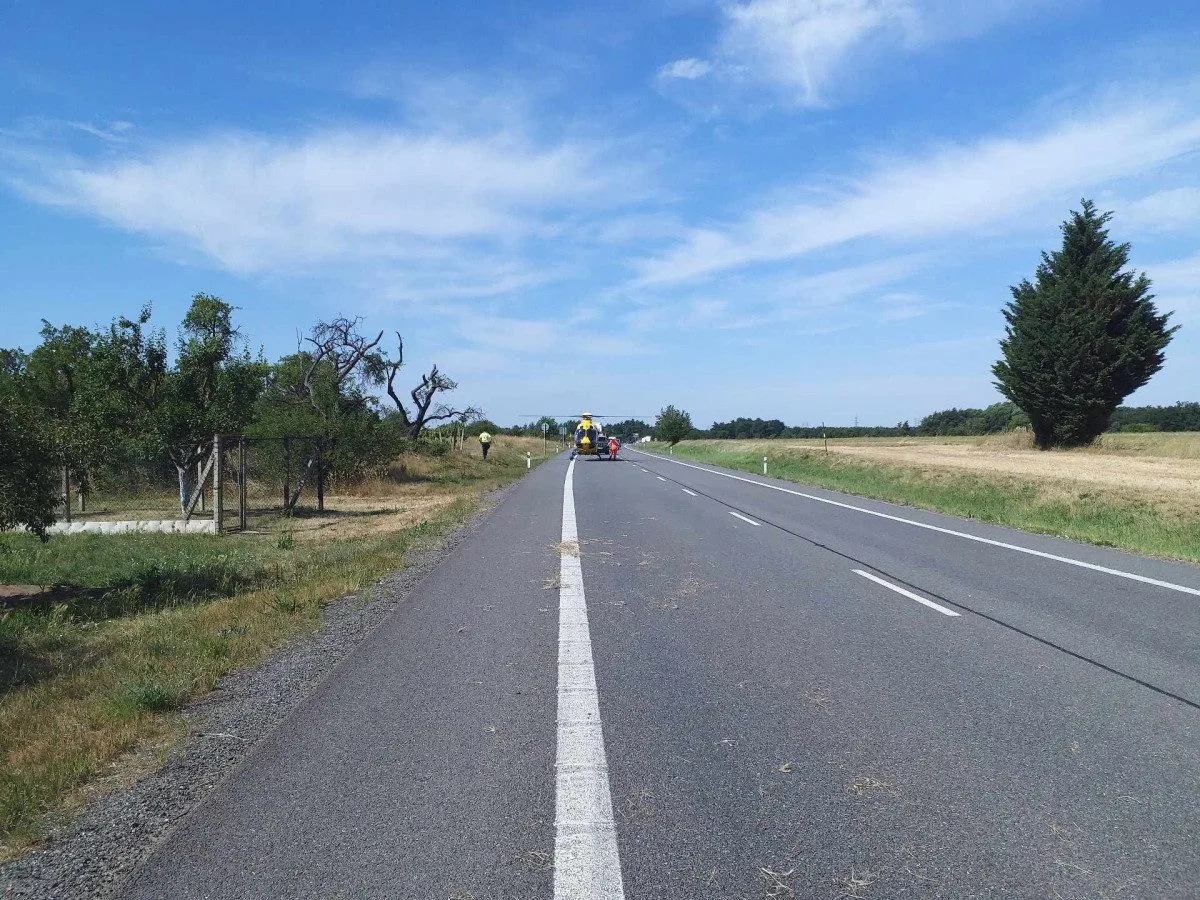 Motorkář zemřel po střetu s náklaďákem u Rohatce. Silnice I/55 je neprůjezdná