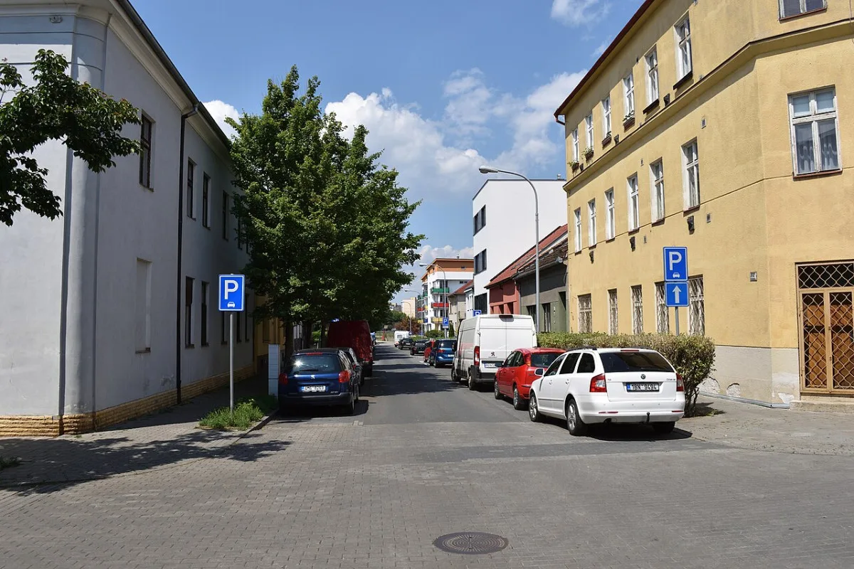 V Židenicích se parkuje v křižovatkách. Strážníci to neřeší, stěžuje si radnice