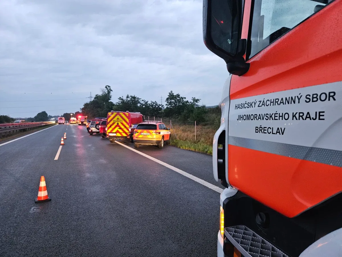 Na dálnici D2 se převrátil autobus, záchranáři ošetřili šest zraněných