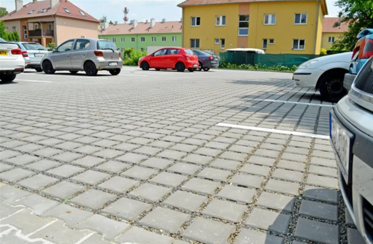 Poblíž vyškovské nemocnice přibylo přes šedesát nových parkovacích míst
