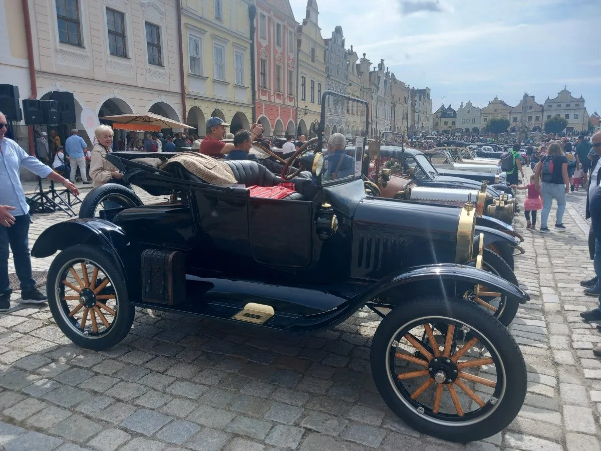 VIDEO: Ford model T postavil Ameriku na kola a mně dělá radost, říká Ivo Novotný