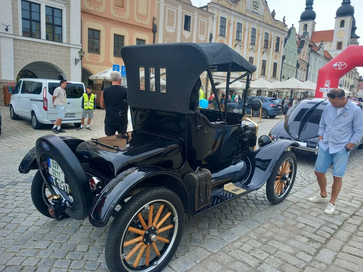 VIDEO: Ford model T postavil Ameriku na kola a mně dělá radost, říká Ivo Novotný