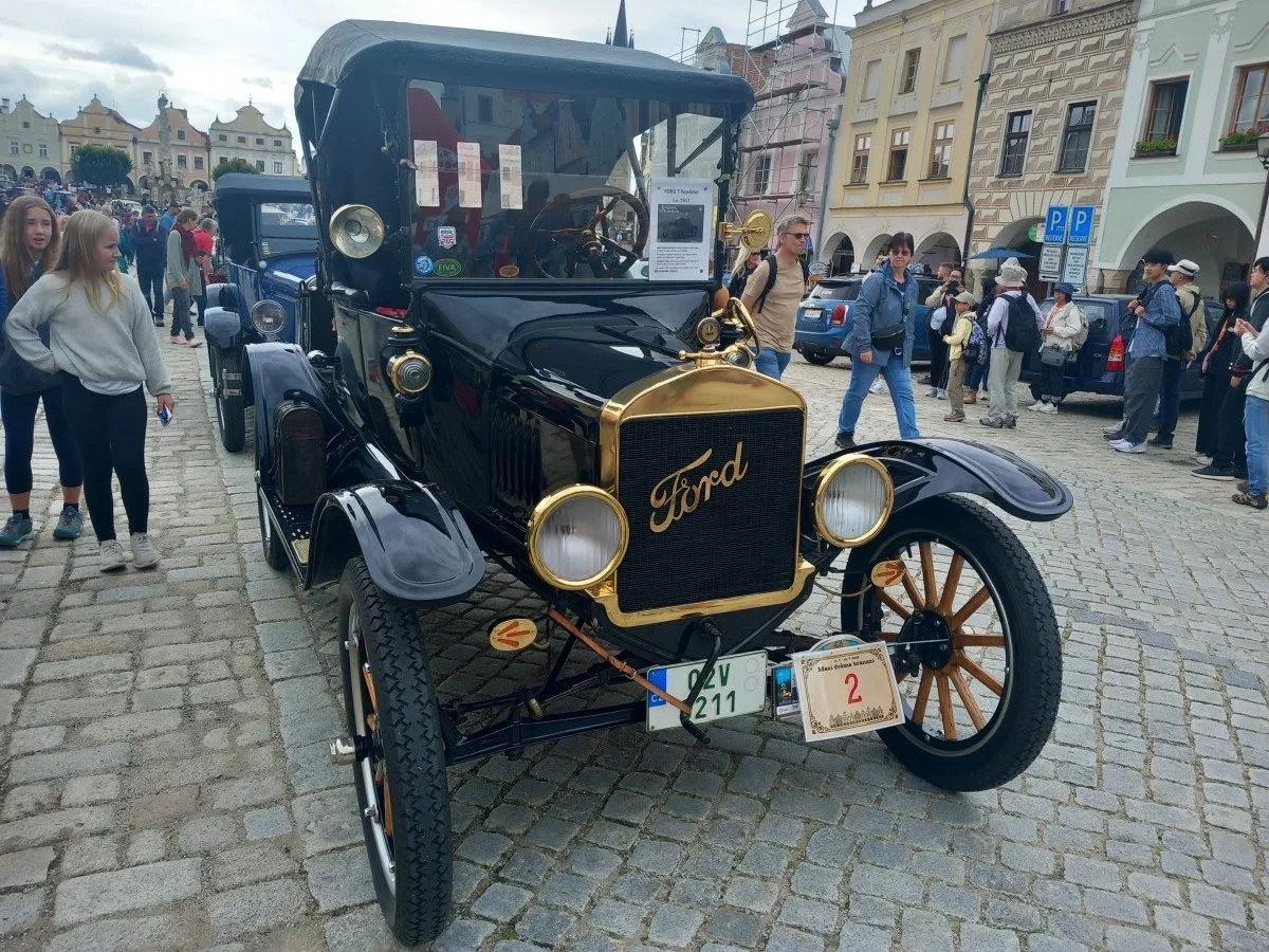 VIDEO: Ford model T postavil Ameriku na kola a mně dělá radost, říká Ivo Novotný