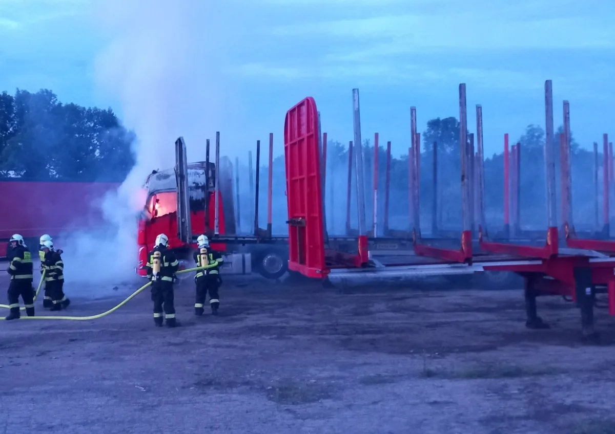 Jihomoravští hasiči byli povoláni k hořícímu kamionu. Škody dosahují několika milionů