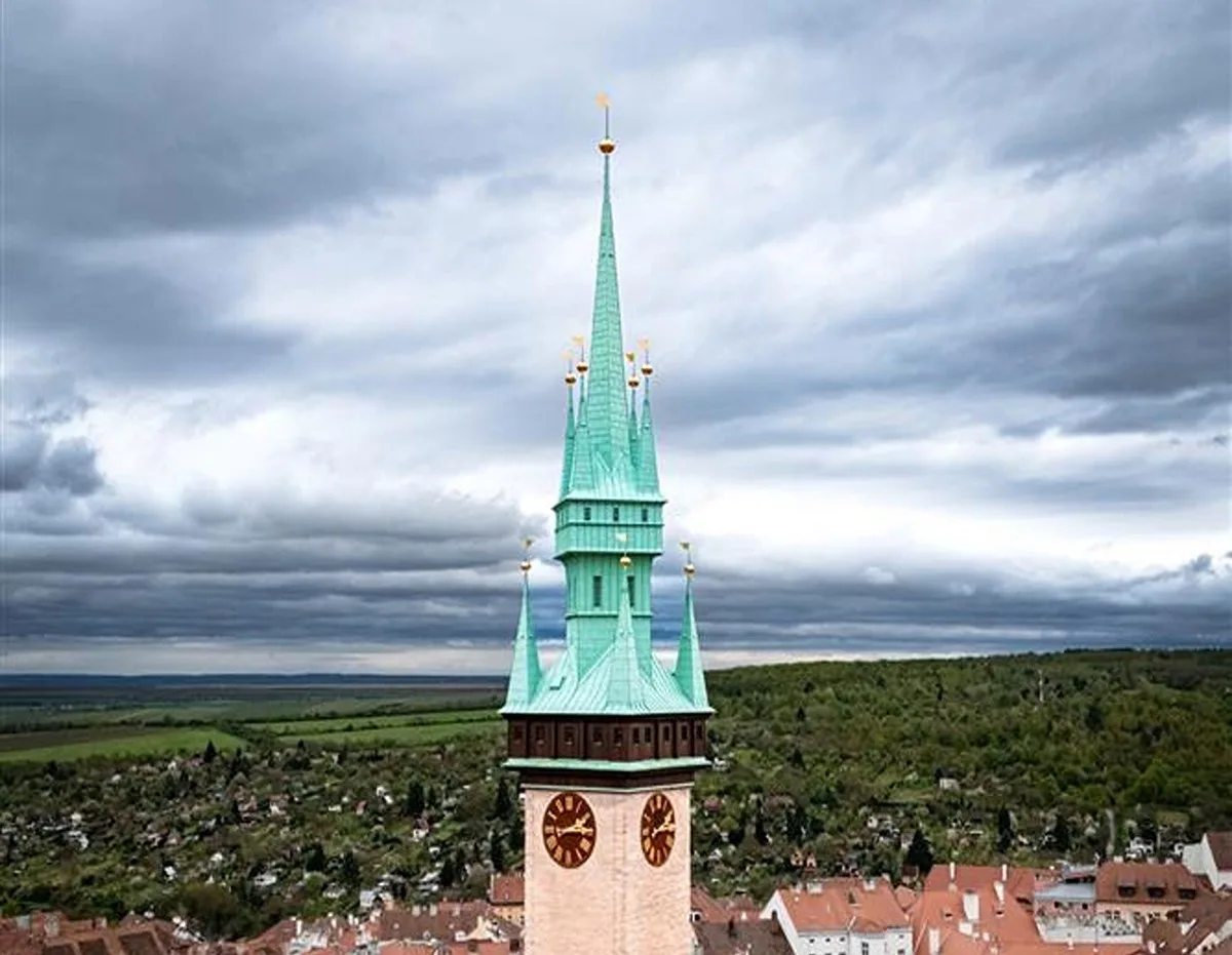 Rekonstrukce radniční věže ve Znojmě se protahuje. Otevře až s adventem