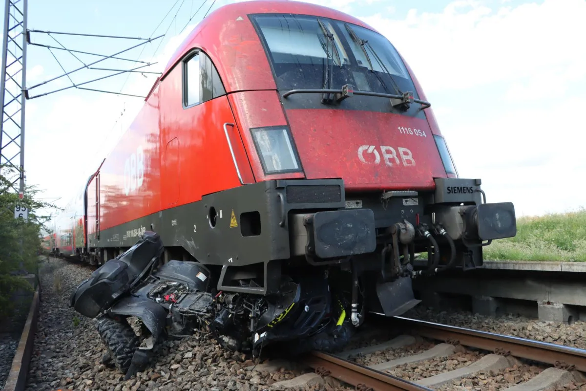 Dvojce uvízla se čtyřkolkou v kolejišti, vlak vozidlo smetl a vláčel 140 metrů