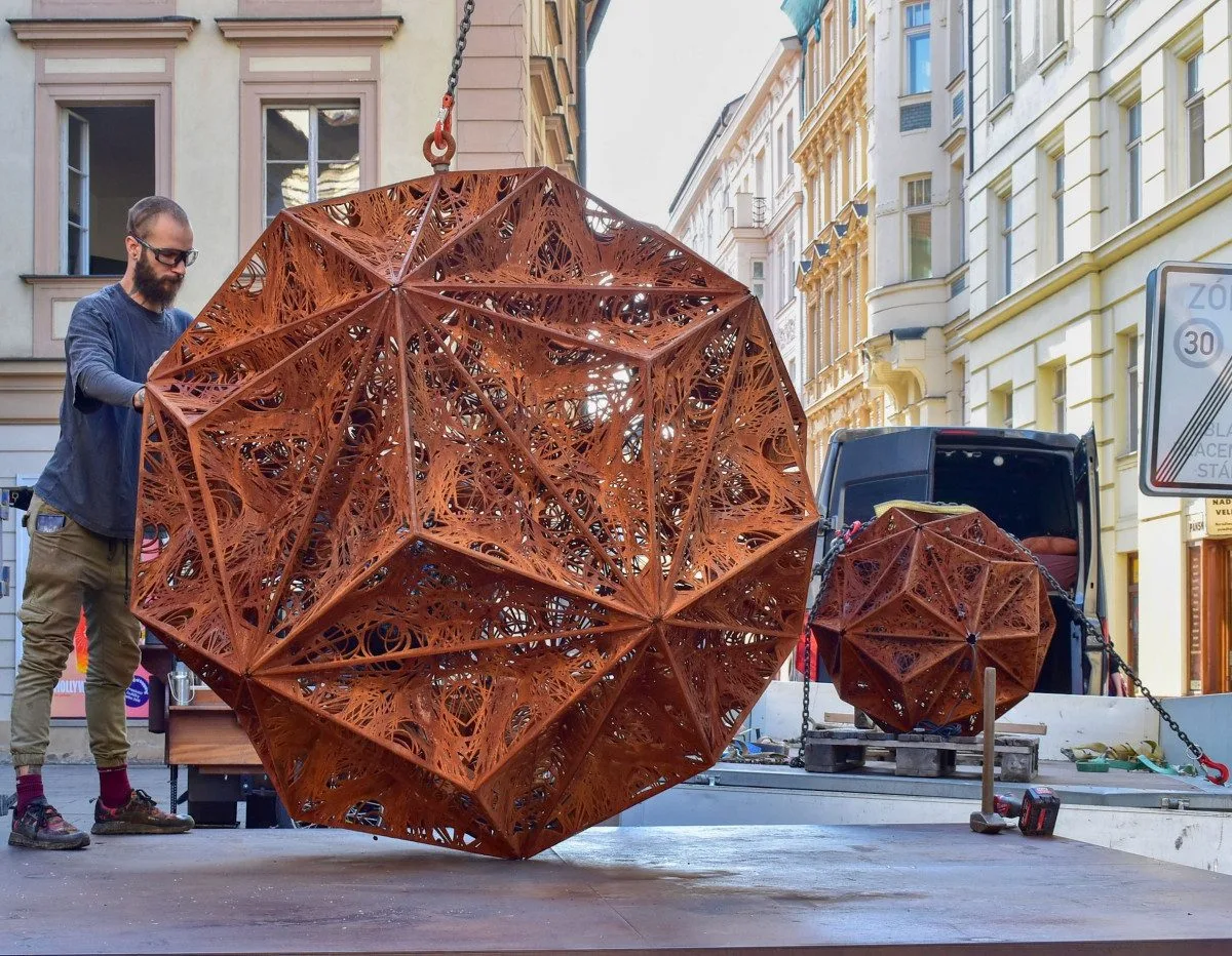 Cizí hvězdy září na Šilingráku. Brněnská venkovní galerie má novou sochu