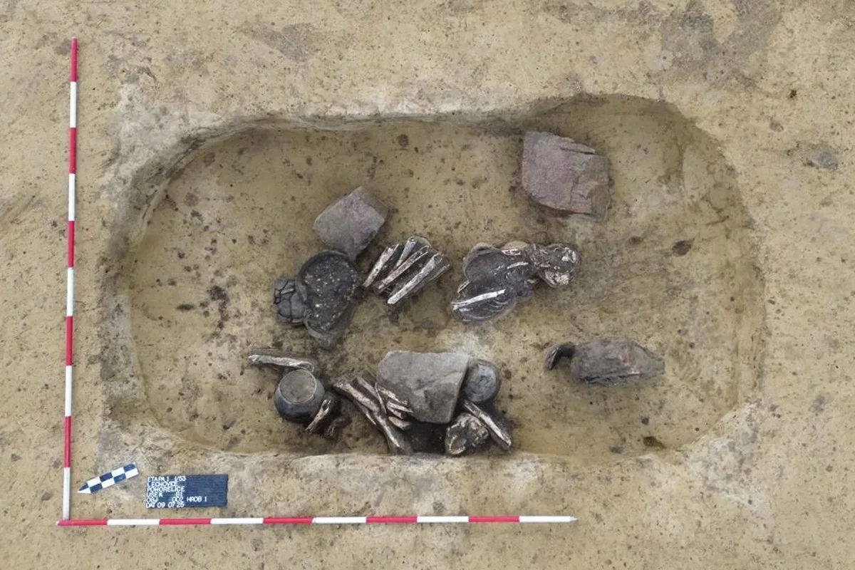 Archeologové našli mezi Pohořelicemi a Lechovicemi středověká sídliště a hrob